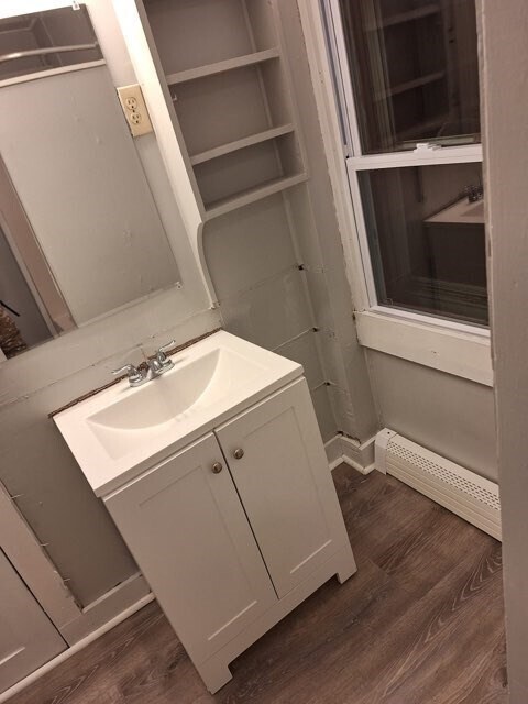 Building Photo - 404 Main St