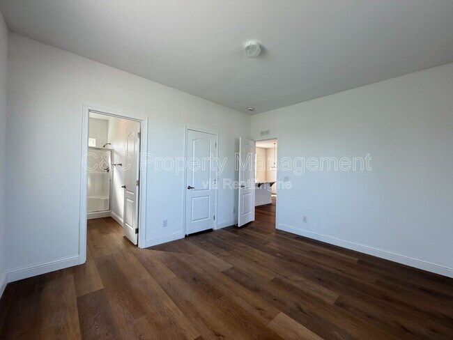 Building Photo - 759 W Chase Ave