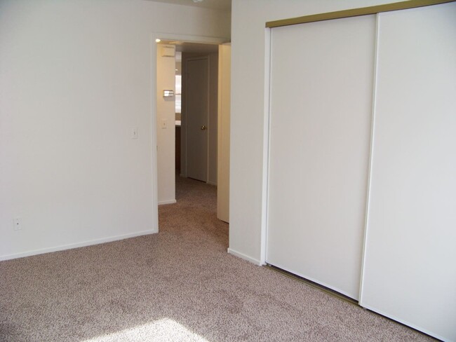 Building Photo - Large Upper Unit 2 Bedroom 2 bath