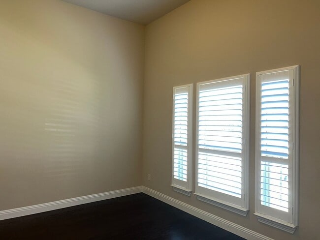 Building Photo - Cameron Lane