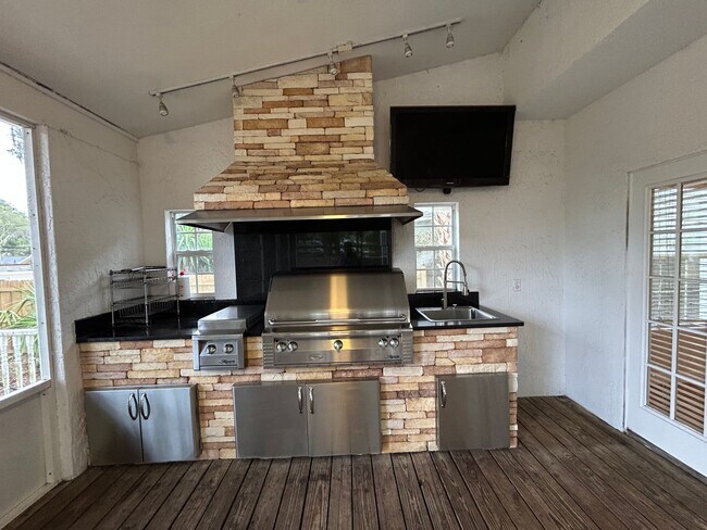 Building Photo - Spacious and Perfectly located 4/2 home in...