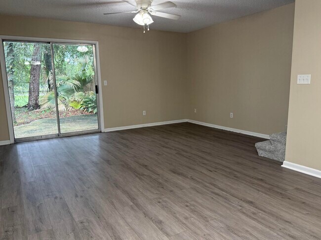 Building Photo - 816 Shadow Ln