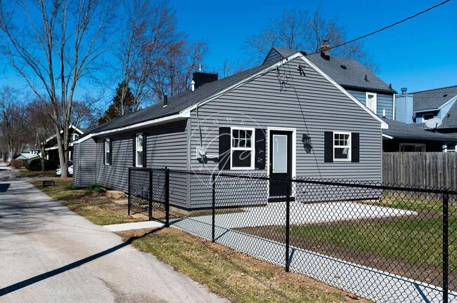 Building Photo - FULLY RENOVATED HOME NEAR DOWNTOWN PERRYSBURG | 3 BED | 2.5 CAR GARAGE | FENCED YARD
