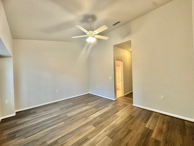Building Photo - Stylish 2 bed, 2.5 Bath Condo in Magnolia Place | Private Garage | $1,550.00