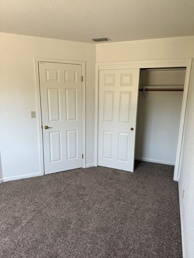 Building Photo - Modern 4 Bedroom 3 Car Garage Dixon *Star ...