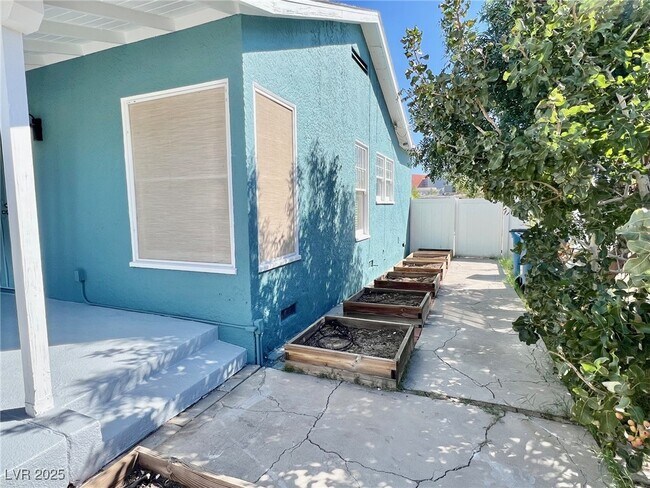 Building Photo - 405 Arnold St