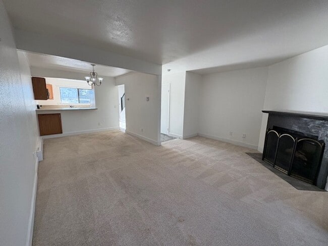 Building Photo - Beautiful 2-bedroom, 1.5-bath Townhome in the heart of Rohnert Park