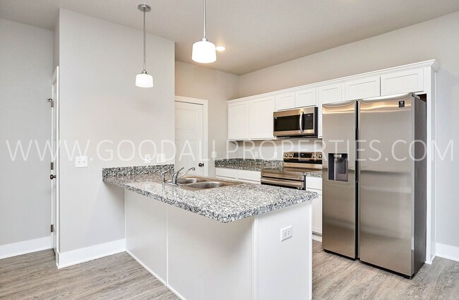 Building Photo - Beautiful 3 bedroom 2.5 bath townhome in W...