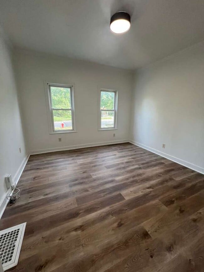 Building Photo - Updated 3-Bedroom Single-Family Home in th...