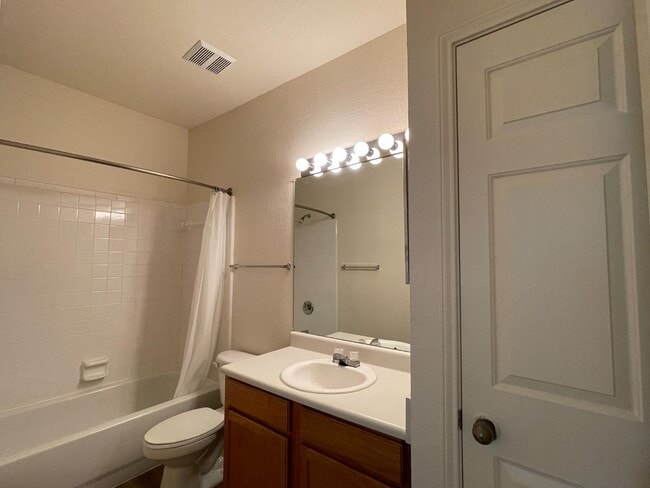 Building Photo - 447 W Longleaf Dr
