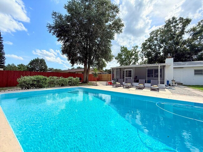 Building Photo - 904 15th St NE