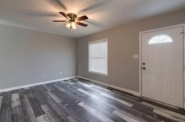 Building Photo - Updated 3 Bedroom/1 Bath