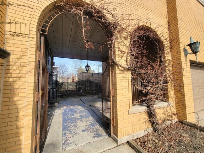 Building Photo - 6701 N Campbell Ave