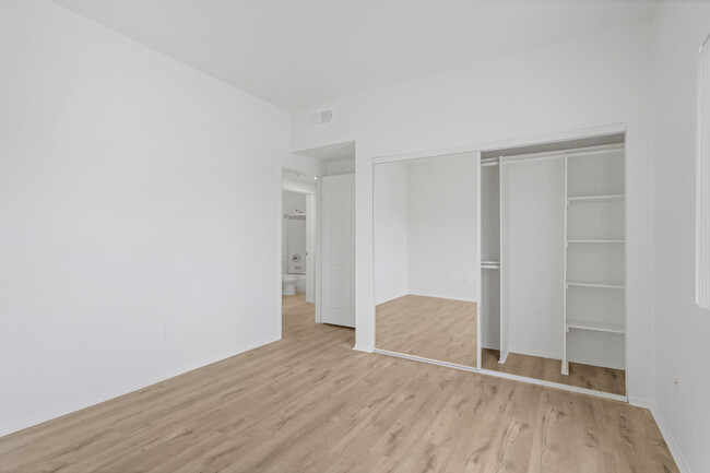 Building Photo - 10823 Hortense St