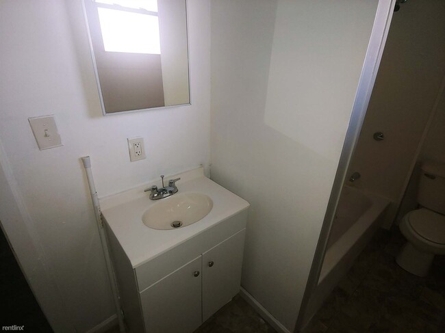 Building Photo - 1 br, 1 bath Triplex - 2033 West 98th Stre...