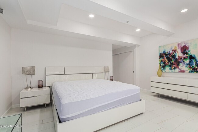 Building Photo - 7121 E Rancho Vista Dr