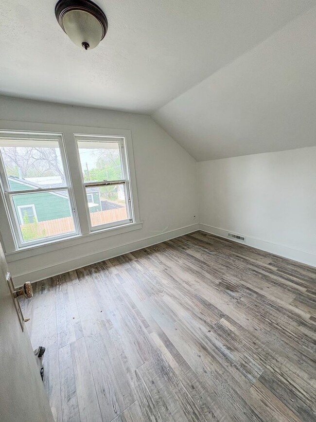 Building Photo - 3 bed 2 bath Home with Fenced Yard