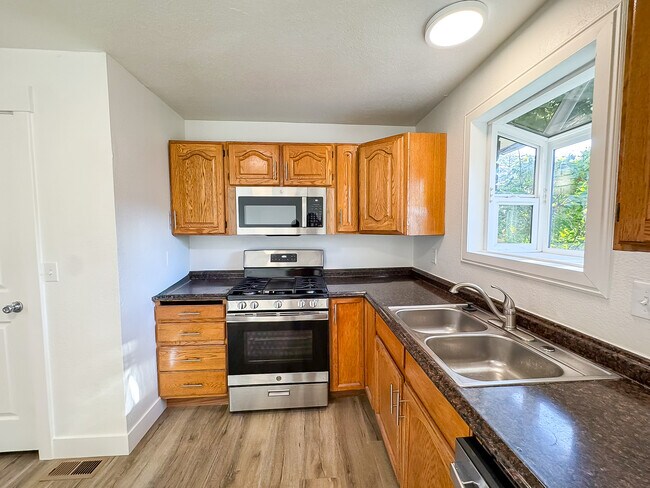 Building Photo - 1340 E Navajo Dr