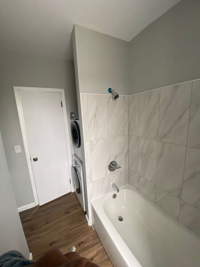 Building Photo - 1 bedroom, 1 bathroom downtown Hartford ct