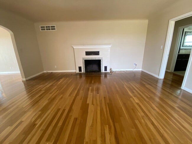 Building Photo - 3 br, 1 bath House - 8227 E. Floral Ave
