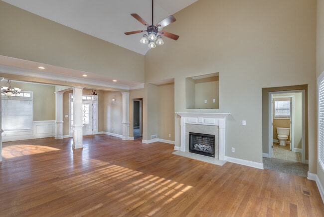 Building Photo - Huge 2 Homes in 1 with 2 full kitchens