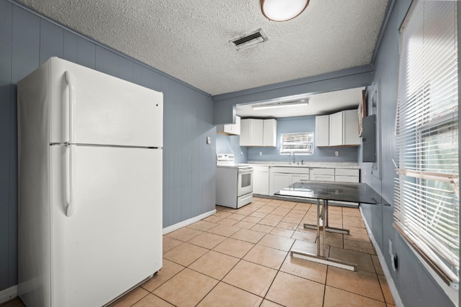 Building Photo - 304 Bernard Rd