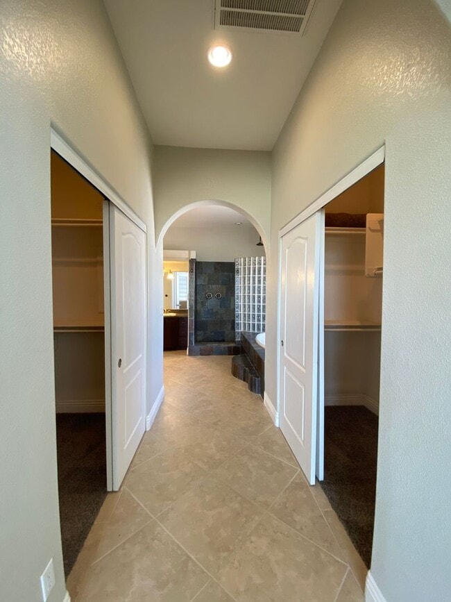 Building Photo - CALVADA VALLEY U.1 - Oakleaf Avenue