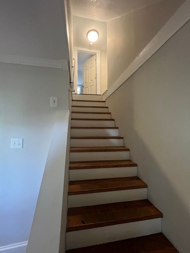 Building Photo - 3-bedroom, 1.0 bathroom Home near downtown Niles