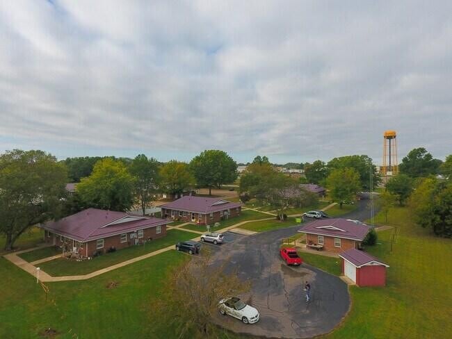 Building Photo - 302 Fairground Rd