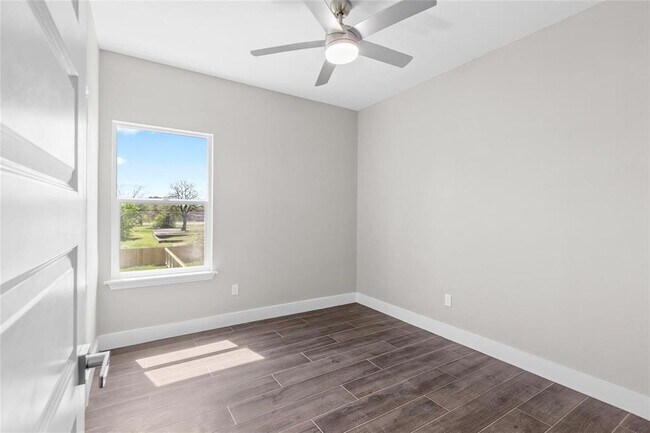 Building Photo - 5506 Pershing St