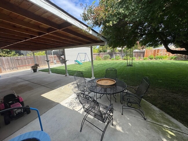 Building Photo - Gorgeous Updated 3 Bedroom in the heart of...