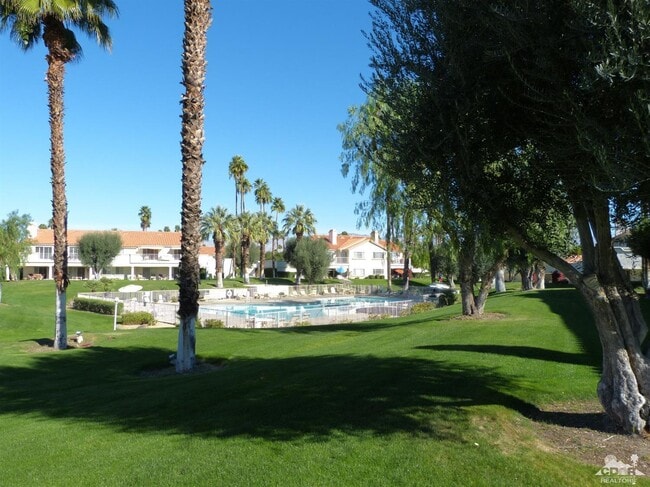 Building Photo - 221 Vista Royale Cir E