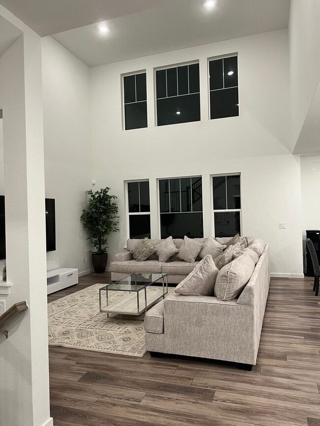 Building Photo - Two Story Home in Reunion