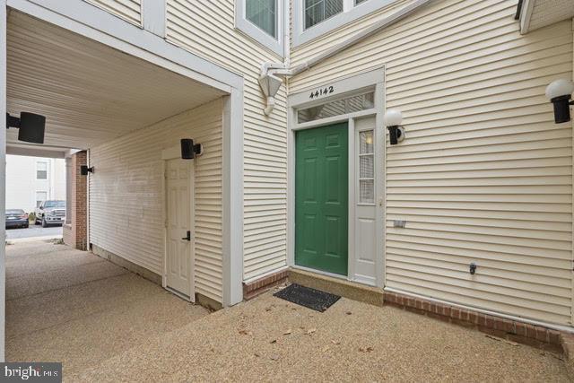 Building Photo - 44142 Shady Glen Terrace