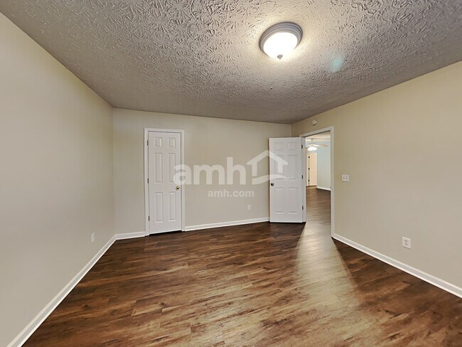 Building Photo - 1401 Buckingham Pl