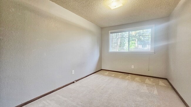 Building Photo - Charming 4 Bed 2 Bath Home in Wedgewood