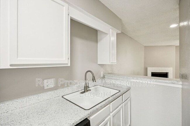 Building Photo - 8109 Silver Crk Rd