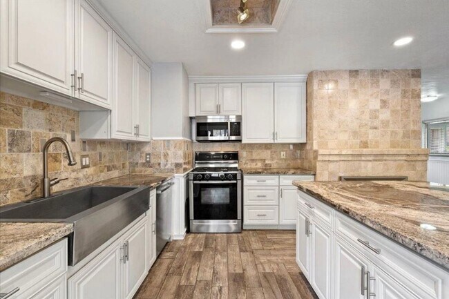 Building Photo - 4/2 Granite Bay, Pool, Jacuzzi, RV Parking...