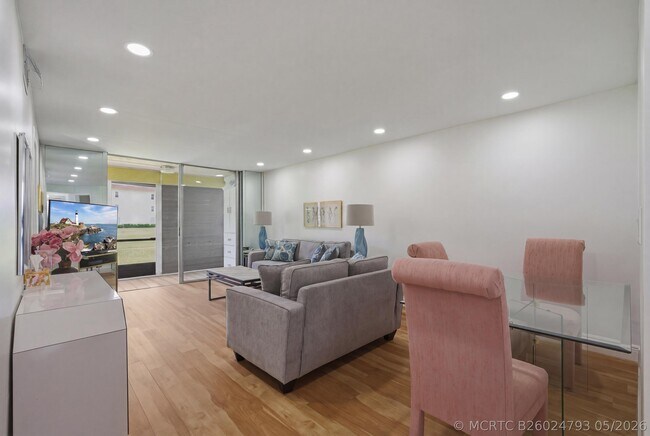 Building Photo - 371 S Hollybrook Dr