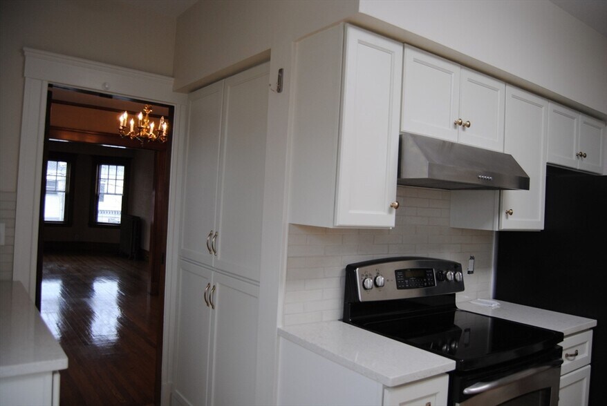 Building Photo - 140 Winsor Ave