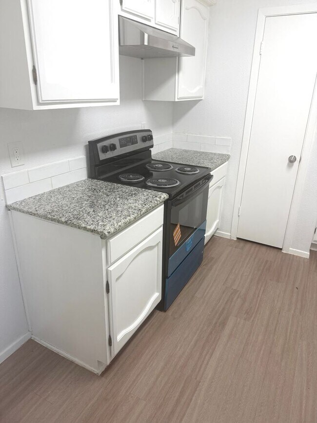 Building Photo - MAKE THE SMART MOVE TO SOMMERALL