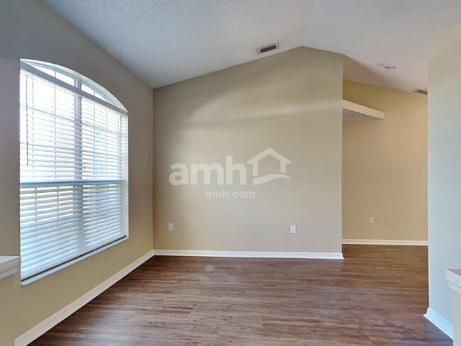 Building Photo - 558 Hatcher St SE