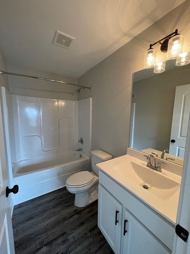 Building Photo - 2 Bed/2.5 Bath Townhome with Garage (Water/Sewer/Trash Included)