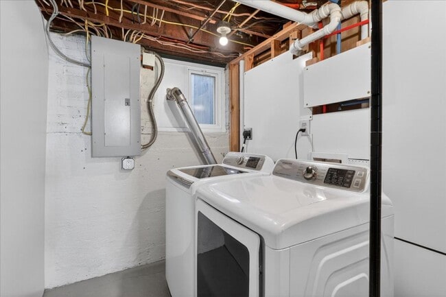 Building Photo - 1420 Bredell Ave