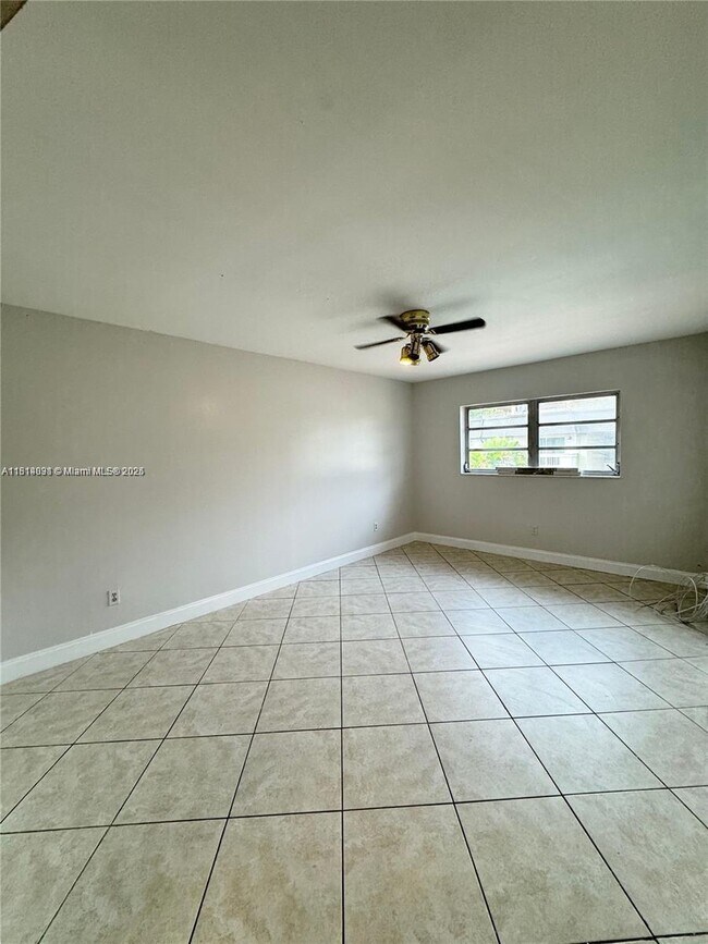 Building Photo - 9370 SW 87th Ave