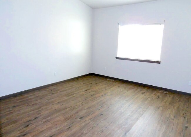 Building Photo - Great Post Falls Location!