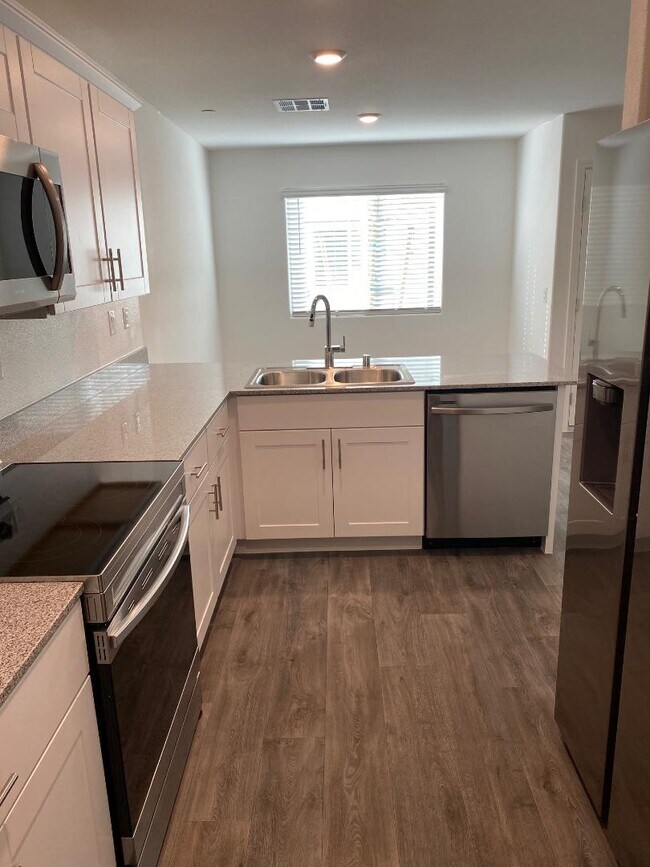 Building Photo - 12285 Glass Desert Rd