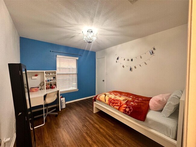 Building Photo - Three Bed Two Bath Home