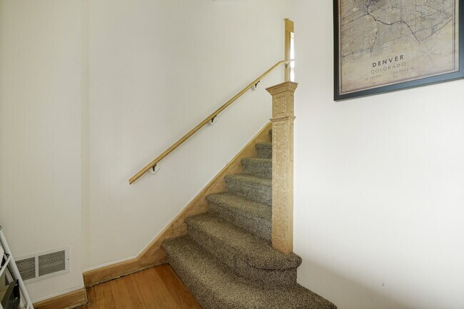 Building Photo - Starter Two Bedroom in Great Neighborhood - Low Deposit