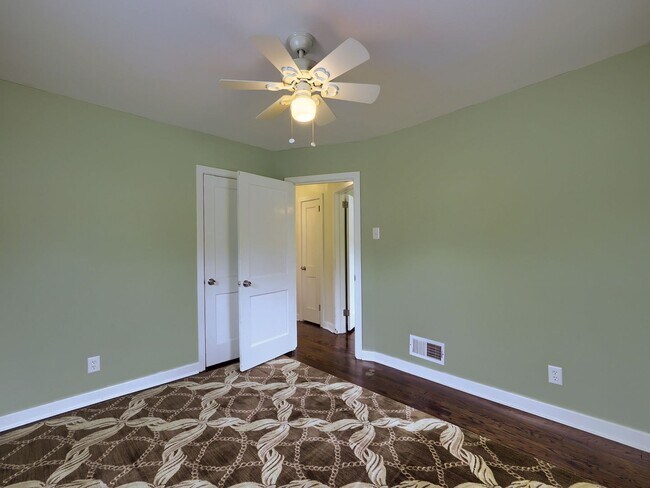 Building Photo - Adorable 2 Bedroom Single Family Home
